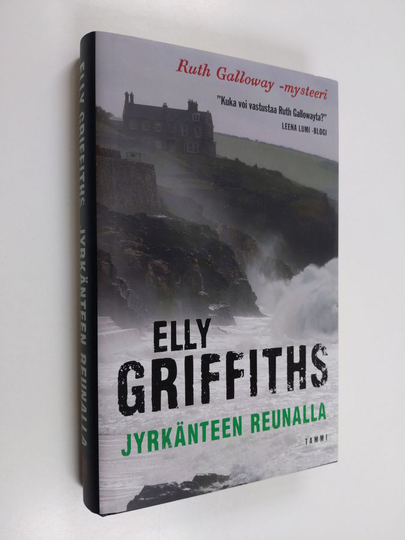 Elly Griffiths : Jyrkänteen reunalla