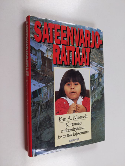 Kari A. Nurmela : Sateenvarjorattaat : kertomus intiaanitytöstä, josta tuli lapsemme