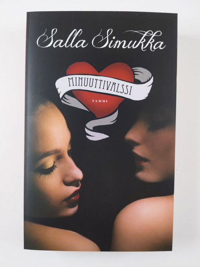 Salla Simukka : Minuuttivalssi / Kun Enkelit katsovat muualle