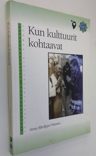 Anne Alitolppa-Niitamo : Kun kulttuurit kohtaavat : matkaopas maahanmuuttajan kohtaamiseen ja kulttuurien väliseen vuorovaikutukseen