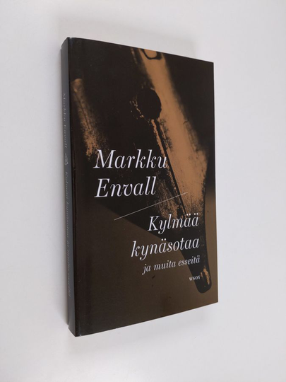 Markku Envall : Kylmää kynäsotaa : ja muita esseitä