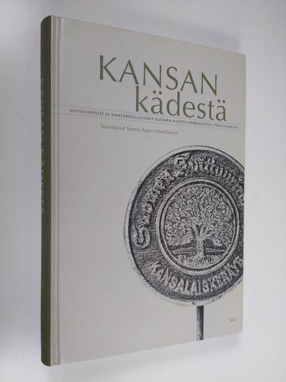 Tommi-Tapio Hämäläinen (toim.) : Kansan kädestä : sivistyneistö ja kansakoululaiset Suomen Kulttuurirahastoa perustamassa