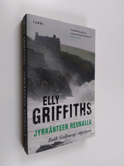Elly Griffiths : Jyrkänteen reunalla - Ruth Galloway -mysteeri