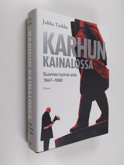 Jukka Tarkka : Karhun kainalossa