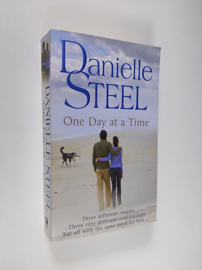 Danielle Steel : One day at a time