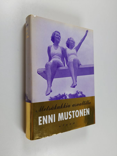 Enni Mustonen : Metsäkukkia asvaltilla