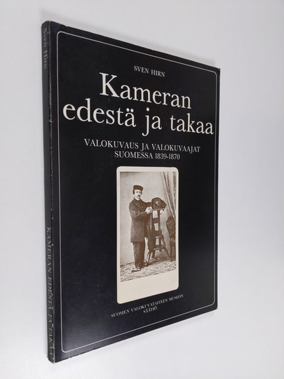 Sven Hirn : Kameran edestä ja takaa : valokuvaus ja valokuvaajat Suomessa 1839-1870