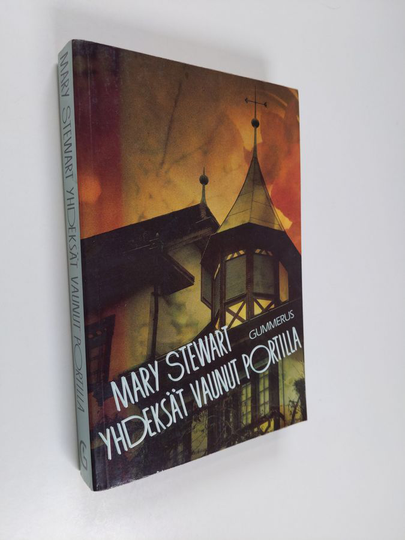 Mary Stewart : Yhdeksät vaunut portilla : jännitysromaani