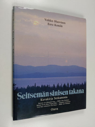 Veikko Huovinen : Seitsemän sinisen takana : kuvakirja Sotkamosta = Bortom sju blånande berg : bilder från Sotkamo = Behind seven blue-tinged hills :