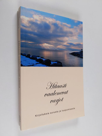 Hitaasti vaalenevat varjot : kirjoituksia surusta ja luopumisesta