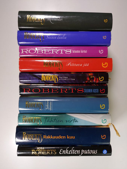 Nora Roberts : Roberts-paketti (10 kirjaa) : Julkinen salaisuus ; Rakkauden kuu ; Revontulet ; Sininen Daalia ; Totuuden Tarhat ; Valkea ...