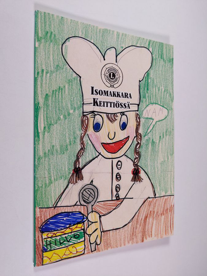 Isomakkara keittiössä