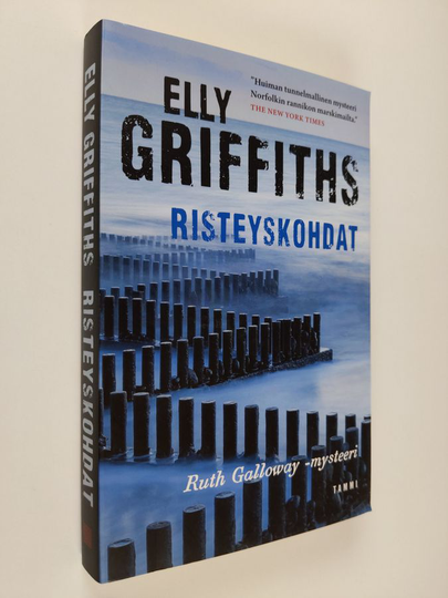 Elly Griffiths : Risteyskohdat