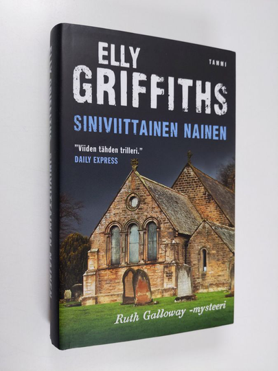 Elly Griffiths : Siniviittainen nainen