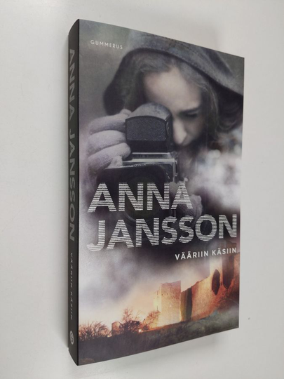 Anna Jansson : Vääriin käsiin