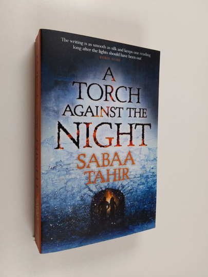 Sabaa Tahir : An Ember in the Ashes 2. A Torch Against the Night