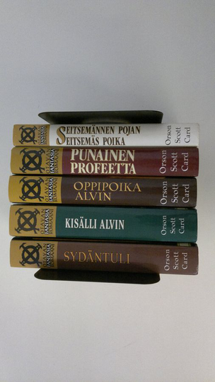 Olson Scott Card : Alvin 1-5 : Seitsemännen pojan seitsemäs poika ; Punainen profeetta ; Oppipoika Alvin ; Kisälli Alvin ; Sydäntuli