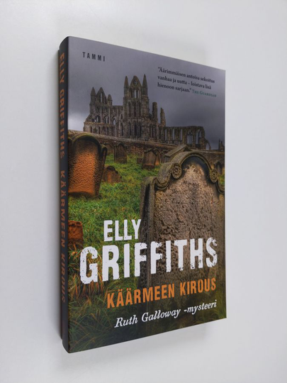 Elly Griffiths : Käärmeen kirous - Ruth Galloway -mysteeri