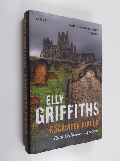 Elly Griffiths : Käärmeen kirous