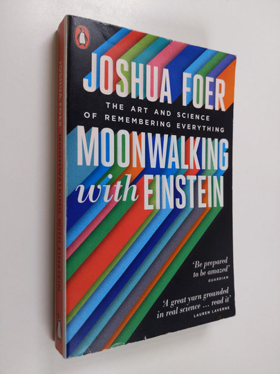 Joshua Foer : Moonwalking with Einstein : the art and science of remembering everything - Art and science of remembering everything