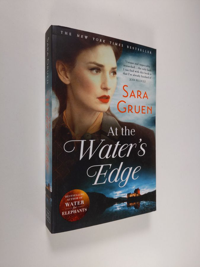 Sara Gruen : At the water's edge