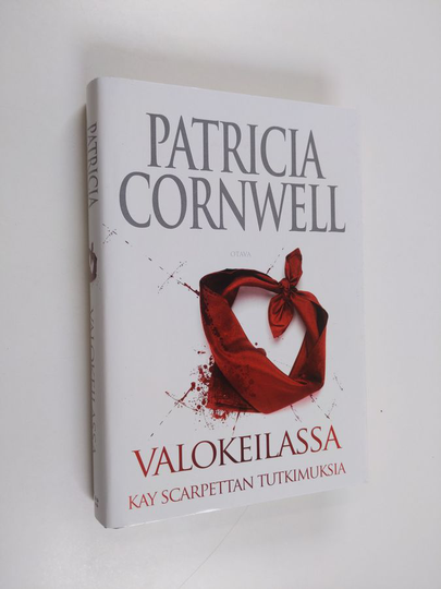 Patricia Cornwell : Valokeilassa